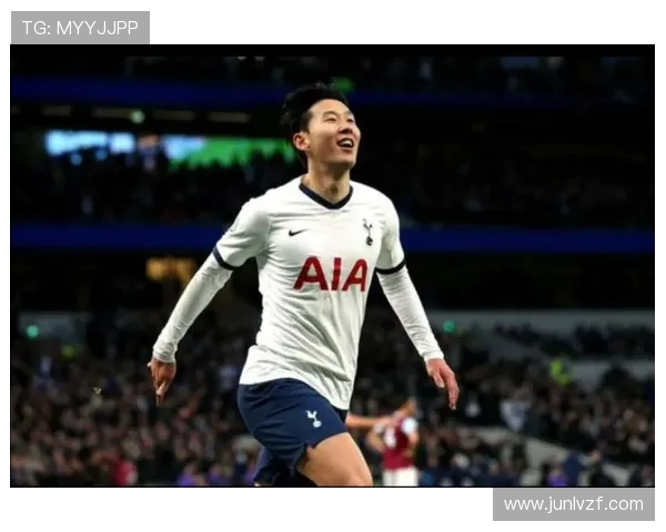 李宇轩错失良机 中国香港后场失误助攻反击低射偏出底线